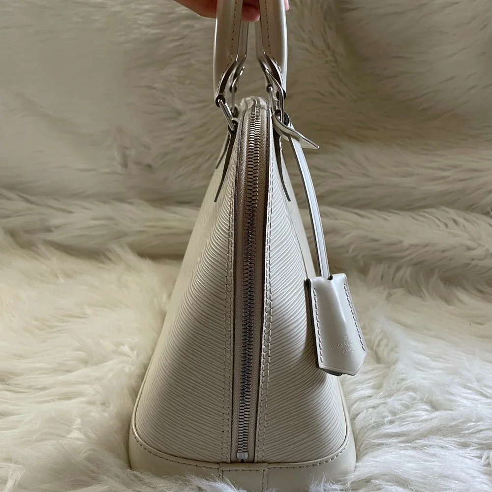 Louis Vuitton Alma Handbag in Cream